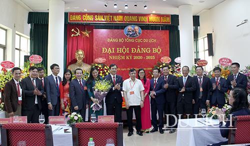 Đồng chí Phùng Minh Cường - Phó Bí thư thường trực Đảng ủy Bộ VHTTDL chúc mừng các đồng chí trúng cử vào Ban Chấp hành Đảng bộ TCDL nhiệm kỳ 2020 - 2025